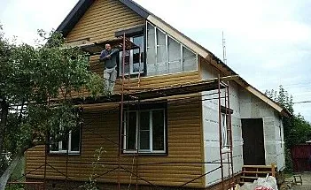 Монтаж сайдингом загородного дома